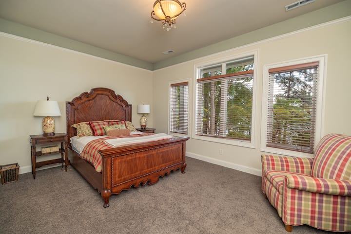 Schlafzimmer auf der unteren Ebene mit Queensize-Bett.