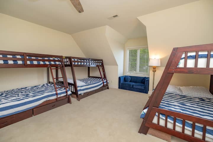 Etagenzimmer mit 3 Zweibettzimmern und Etagenbetten und eigenem Bad.