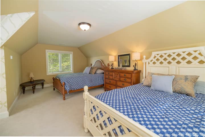 2 Queensize-Betten in einer Suite auf zwei Ebenen, ideal für Familien!