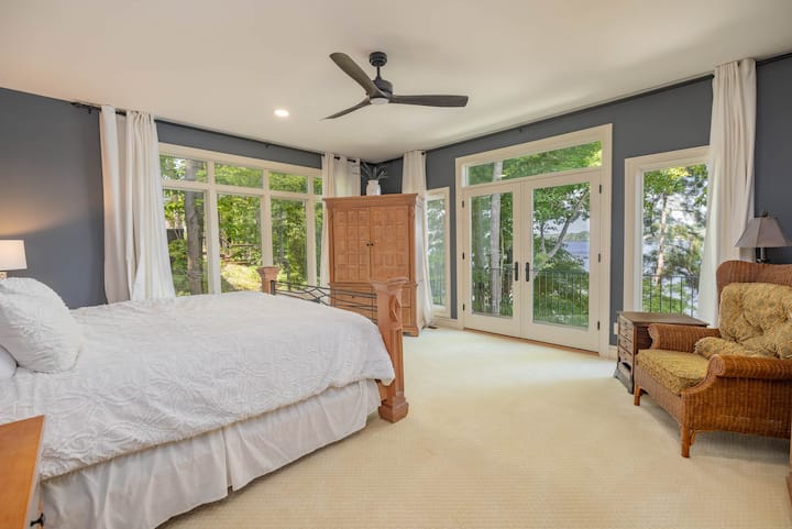 Schlafzimmer auf der Hauptebene mit begehbarem Kleiderschrank, eigenem Bad und Seeblick.