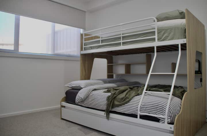 Спални места 4 - двойно легло в долната част, единично в горната част и легло тип сандвич.