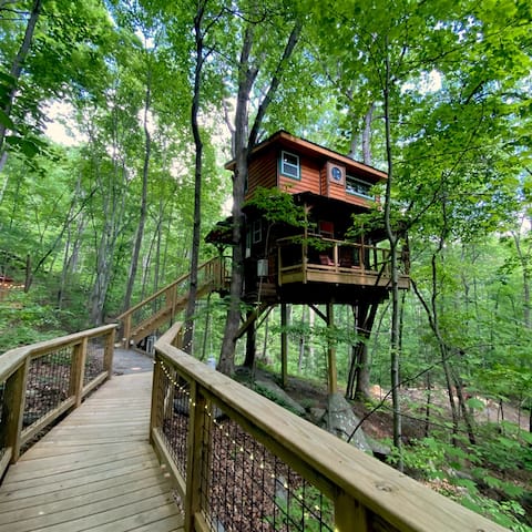 Magical Treehouse ~ Romantic Hot Tub ~Dog Friendly