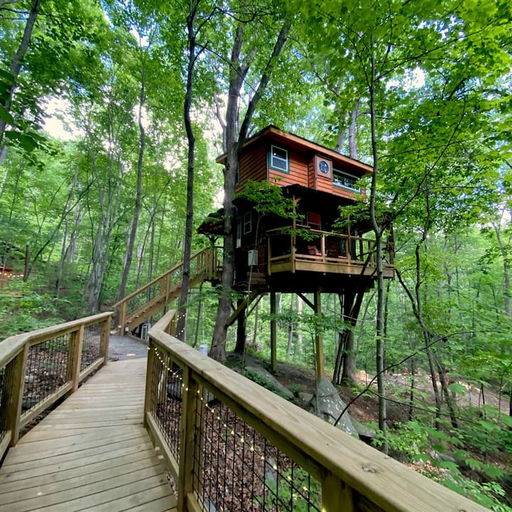 Magical Treehouse ~ Romantic Hot Tub and Sauna