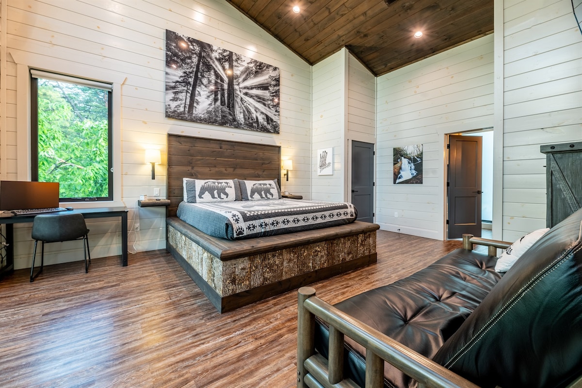 במפלס הראשי יש מיטת קליפה מותאמת אישית בגודל קינג סייז, ספת עור פוטון וחדר רחצה צמוד