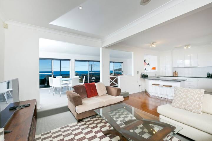 Stylish Coastal Charm at 15 Seaview Street gallery image 2