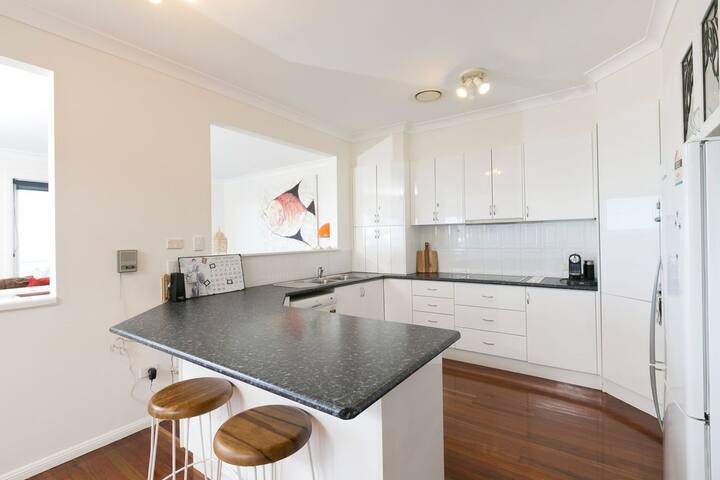 Stylish Coastal Charm at 15 Seaview Street gallery image 3