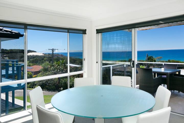 Stylish Coastal Charm at 15 Seaview Street gallery image 5