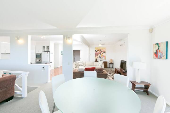 Stylish Coastal Charm at 15 Seaview Street gallery image 4