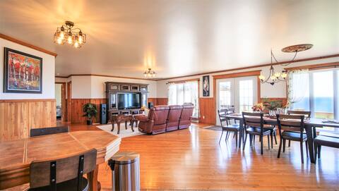 The Simeon - Upscale Bay Views by Doorbed