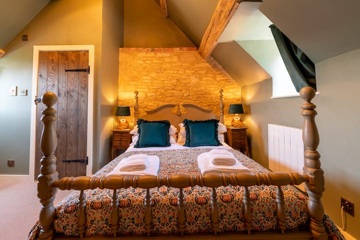 Main bedroom 1 with king size bed and En Suite