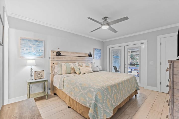 მთავარი საძინებელი კინგსაიზის საწოლით და ჭერის ვენტილატორით
