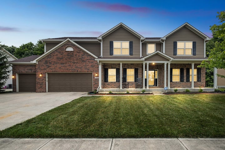 Spacious Carmel Home - Sleeps 15, Pet-friendly - Carmel, IN