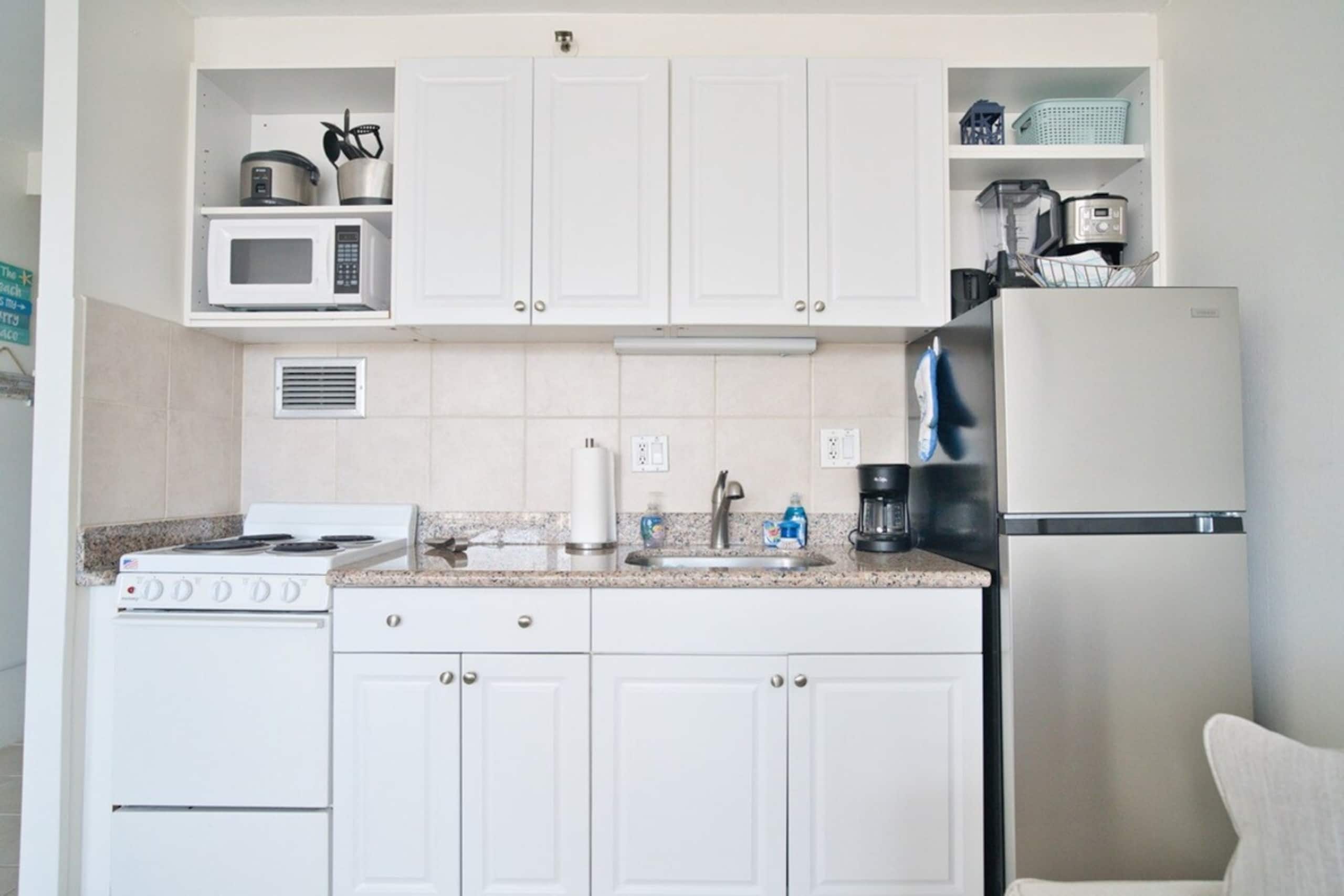 Comfy Studio in Heart of Waikiki with parking - Image 17