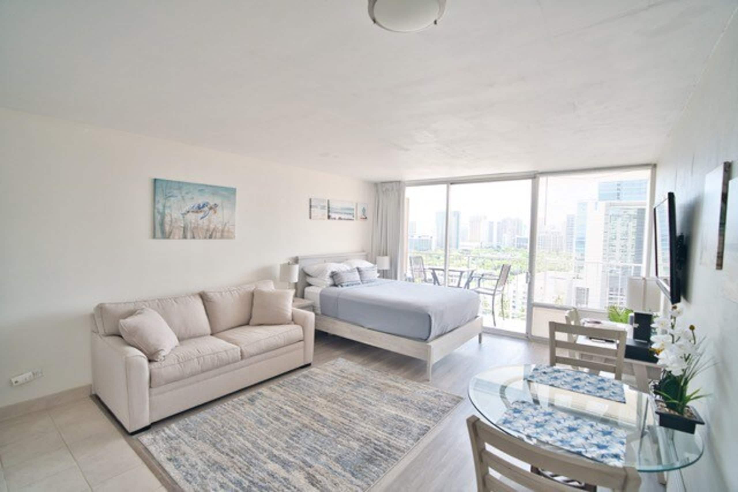 Comfy Studio in Heart of Waikiki with parking - Image 1