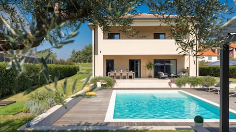 Top performing Airbnb: Villa Amoroso - Modern Villa Amoroso in western Is in Mihatovići