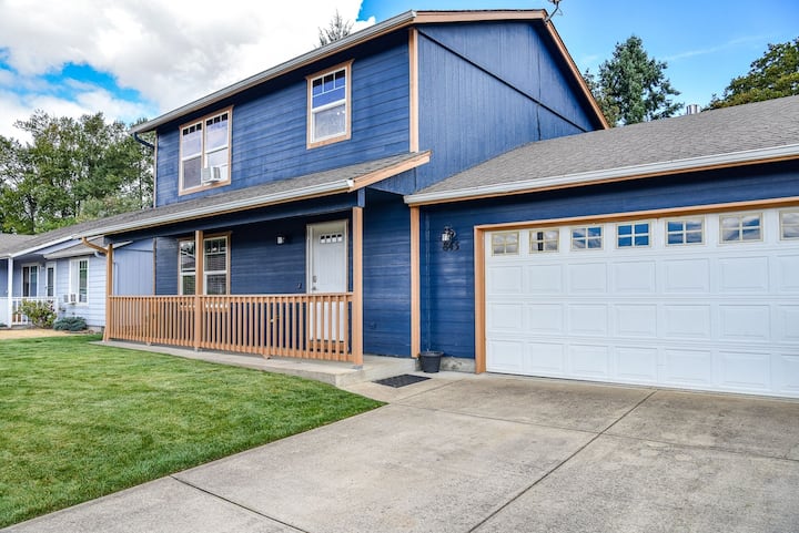 Teak: a Family Home. 5 TVs, backyard, pet friendly