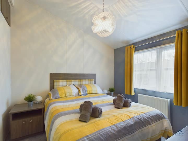 توفر غرفة النوم الرئيسية سريرًا فاخرًا بحجم كينج، مُجهزًا بشكل جميل لتجربة إقامة متميزة.