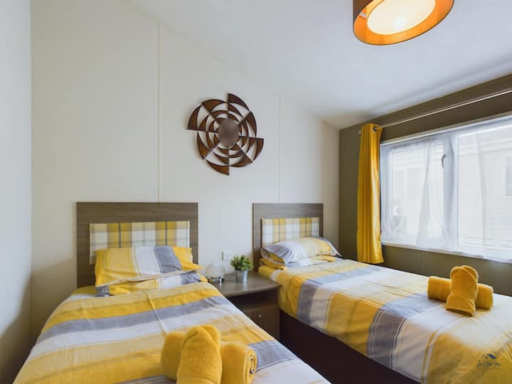 تحتوي غرفة النوم الثانية على سريرين مفردين مريحين، وهما مثاليان للأطفال أو الأصدقاء.