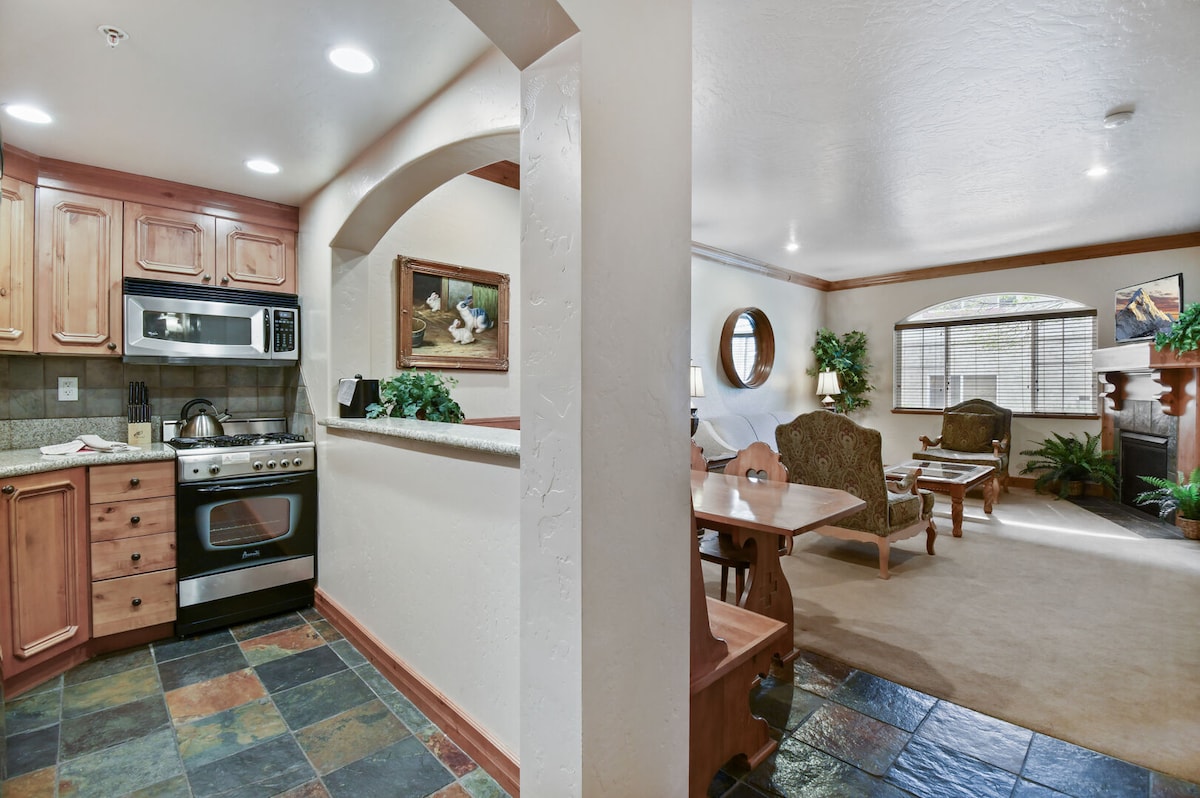 Midway~Heated Pool, Tubing & Ice Skating Villa1076
