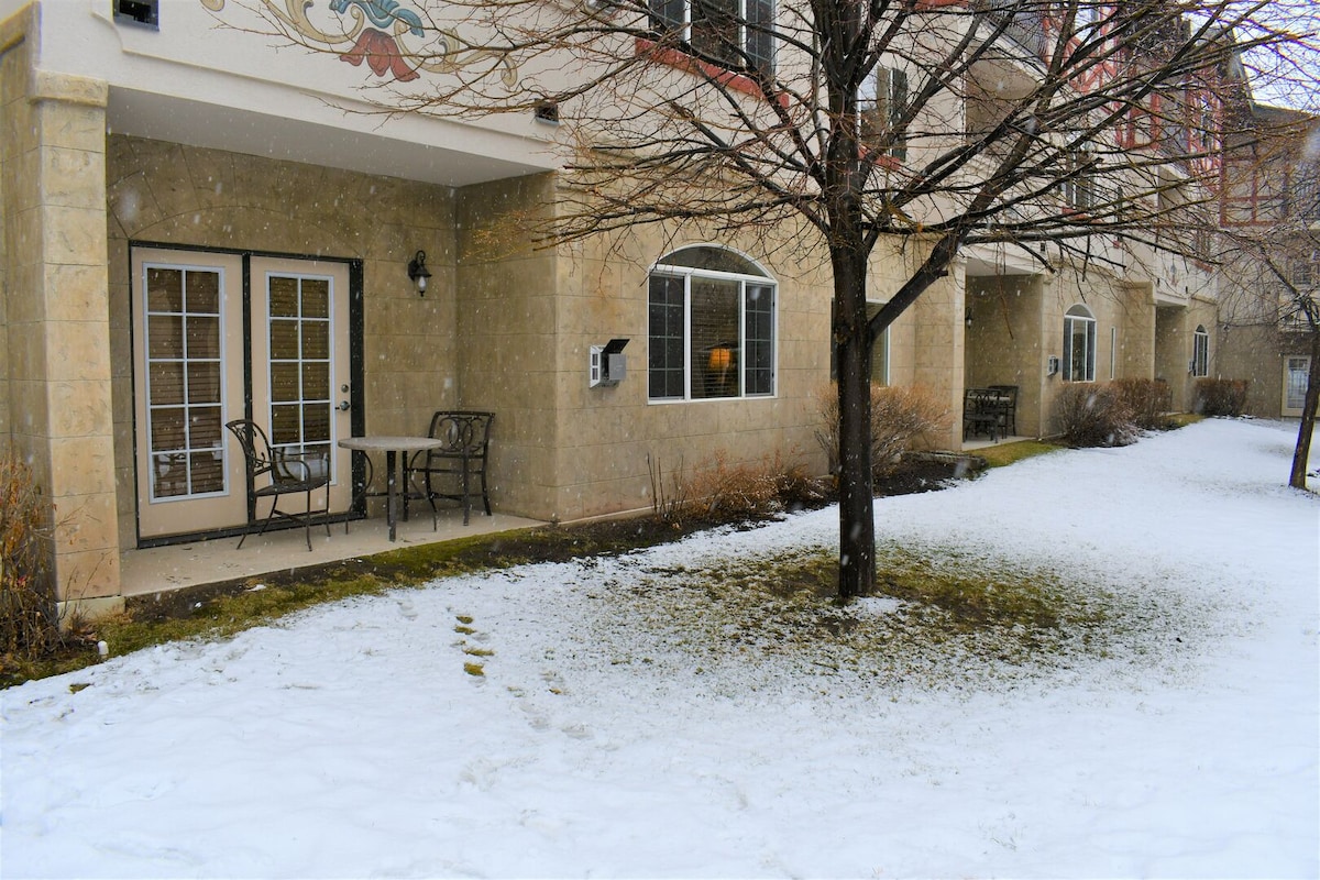 Midway~Heated Pool, Tubing & Ice Skating Villa1076