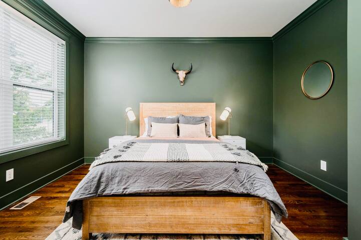 Downtown (Belmont)｜4 story/3 Kings & Rooftop Deck! gallery image 3