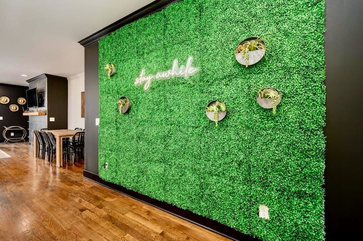 Downtown (Belmont)｜4 story/3 Kings & Rooftop Deck! gallery image 5