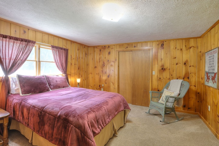 غرفة نوم بمستوى عالٍ مع ملكة