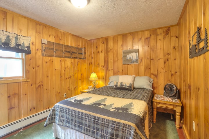 غرفة نوم في الطابق الرئيسي مع سرير مزدوج