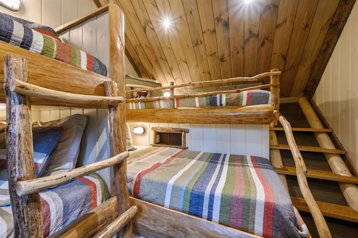 Wakazi wa bunkroom watapenda nook yao wenyewe na mwanga na malipo ya plagi kwa kila bunk.