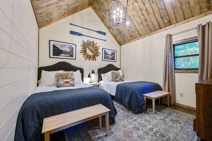 Pia inaweza kutumika kama chumba kikuu, Chumba cha kulala 3 hutoa vitanda 2 vya malkia, dari iliyofunikwa.