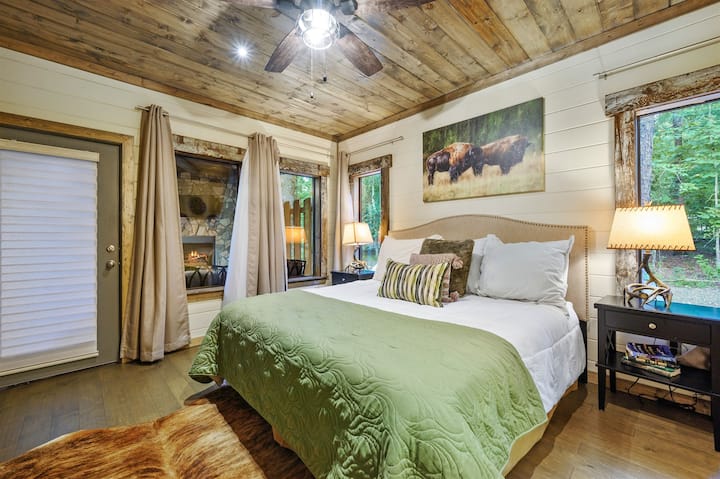 Gundua chumba cha chini cha Master Suite 2 na kitanda cha mfalme na ufikiaji rahisi wa meko ya nyuma na sehemu ya kukaa ya TV.