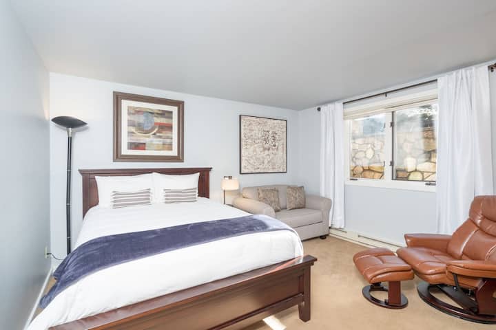 Mysigt andra rum med dubbelsäng.