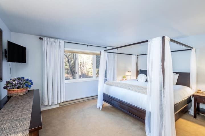 Det primära sovrummet är ett rymligt område med en dubbelsäng och  eget badrum.