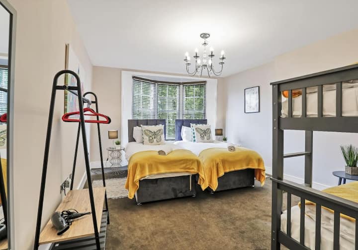 - Pompozna spavaća soba u stanu u Brightonu, Ujedinjena Kraljevina
- Prigrlite toplinu i spokoj u privlačnom utočištu za spavaće sobe
- Meka posteljina i miran ambijent pozivaju vas da se opustite i pomladite
- Udoban i udoban krevet