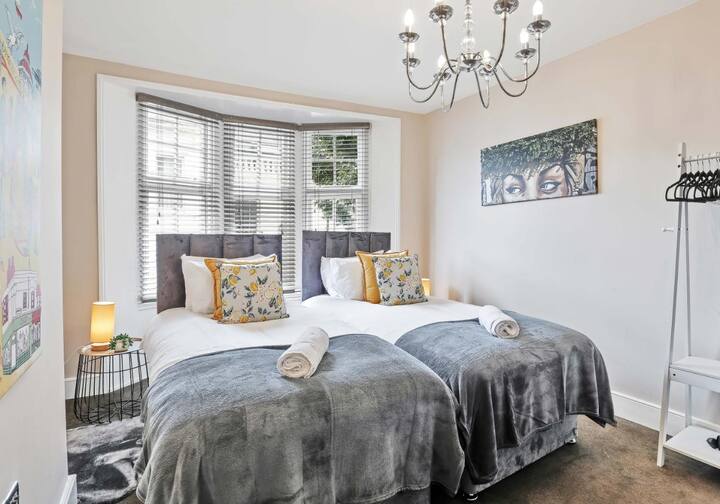 - Elegantna spavaća soba u stanu u Brightonu, Ujedinjena Kraljevina
- Udoban i privlačan ambijent za opuštanje
- Pažljivo dizajniran za udobnost i stil
- plišana posteljina i jastuci za luksuzni osjećaj