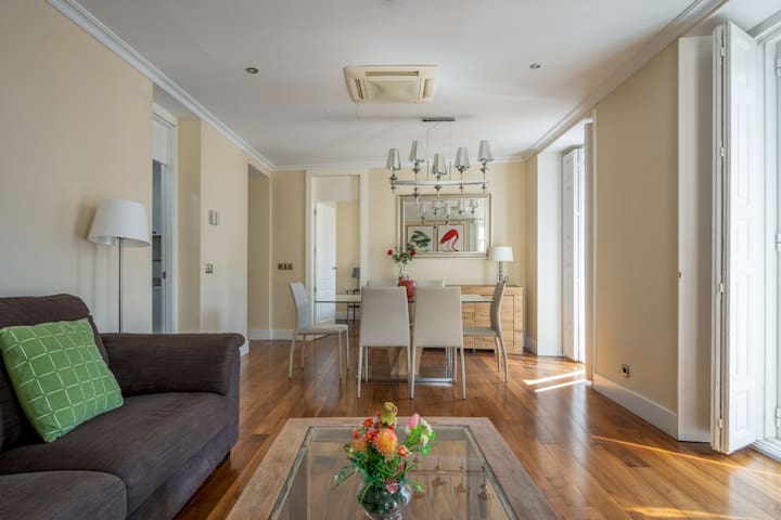 Bright with 7 balconies- 3 BDR + 2BTH -Plaza Mayor gallery image 3