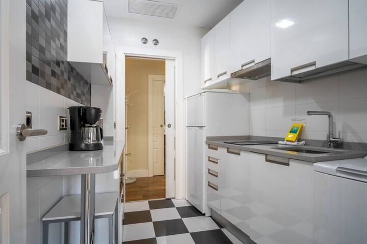 Bright with 7 balconies- 3 BDR + 2BTH -Plaza Mayor gallery image 5