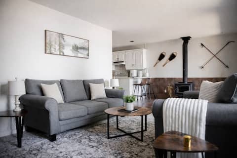 3BR Waterfront Retreat with Woodstove & Sauna