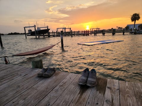 Waterfront with Dock, Boat Lift, Hot tub, RELAX