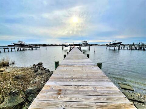 Waterfront with Dock, Boat Lift, Hot tub, Fishing