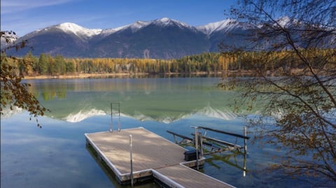Luxurious Lakefront. Private Pier. Hot Tub. A/C