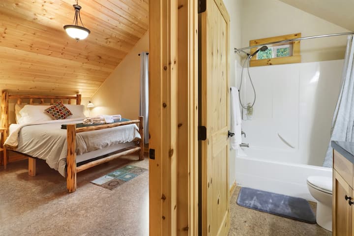 חדר רחצה ושירותים עם אמבטיה ליד חדר השינה למעלה (עכשיו משודרג למיטת קינג!)