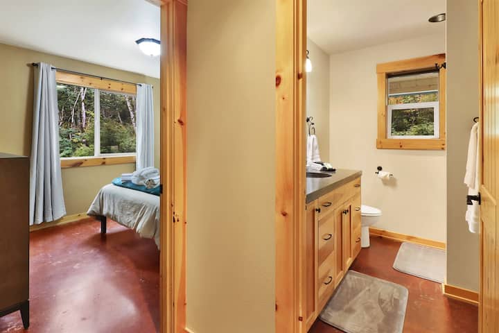 אמבטיה מלאה עם מקלחת בקומת הקרקע ממש ליד חדר השינה בקומה הראשית עם מיטת קינג סייז