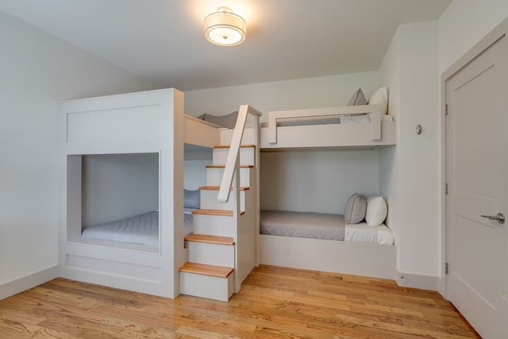 Dhoma e gjumit 3 - Dhoma e fjetjes. Kati i 3-të. Krevate marinarë të plotë dhe krevate dopio mbi krevat dopio.