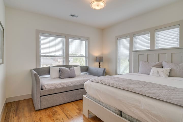 Dhoma e gjumit 2 - Kati 3. Krevat dopio "queen", krevat dopio me trungje dopio.