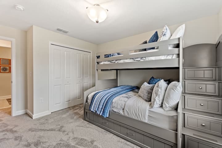 Parajsë familjare me një krevat dopio luksoz mbi krevat dopio me madhësi të plotë, me një krevat shtesë.