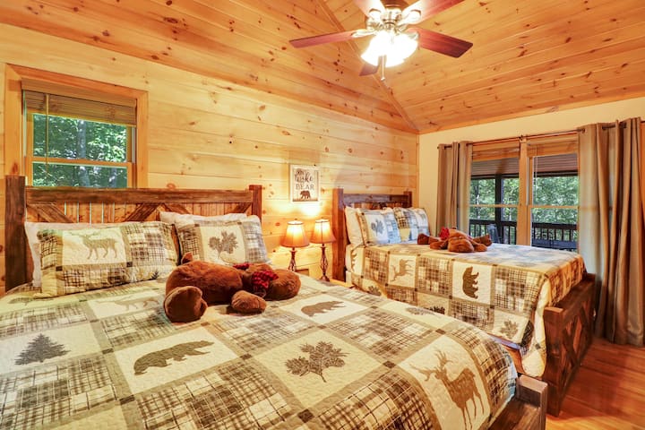 ห้องนอน 2: ห้องนอนชั้นหลักที่สองพร้อมเตียงควีนไซส์และเตียงขนาดใหญ่วิวภูเขาและสมาร์ททีวีจอใหญ่!