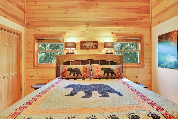 ห้องนอน 1: ห้องสวีทเตียงคิงไซส์ระดับหลัก 

"เตียงทุกเตียงนอนสบายมากเป็นการนอนที่ดีที่สุดที่พวกเราทุกคนได้รับในรอบหลายปี" บ็อบบี้