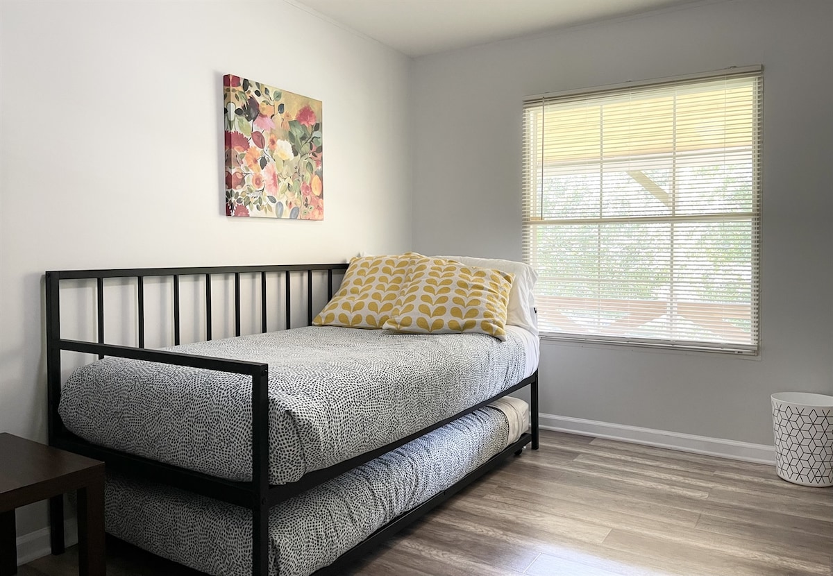 Krevet na razvlačenje s madracima od memorijske pjene.