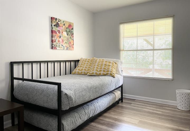 سرير متحرك بمراتب من الإسفنج المرن.